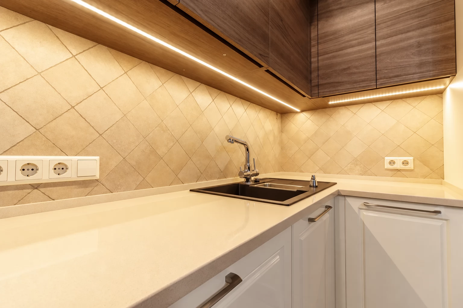 Luxe Леона — ракурс 4, С полуостровом, Белый и тёмный орех